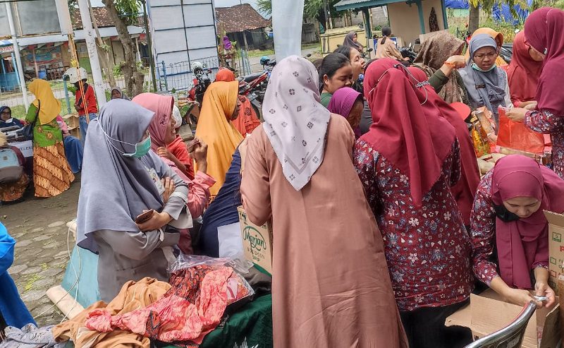 Ramai antusias warga dalam mengunjungi BAZAR Pasar Murah dan Pembagian Sembako dalam rangka Milad 1 Umkaba